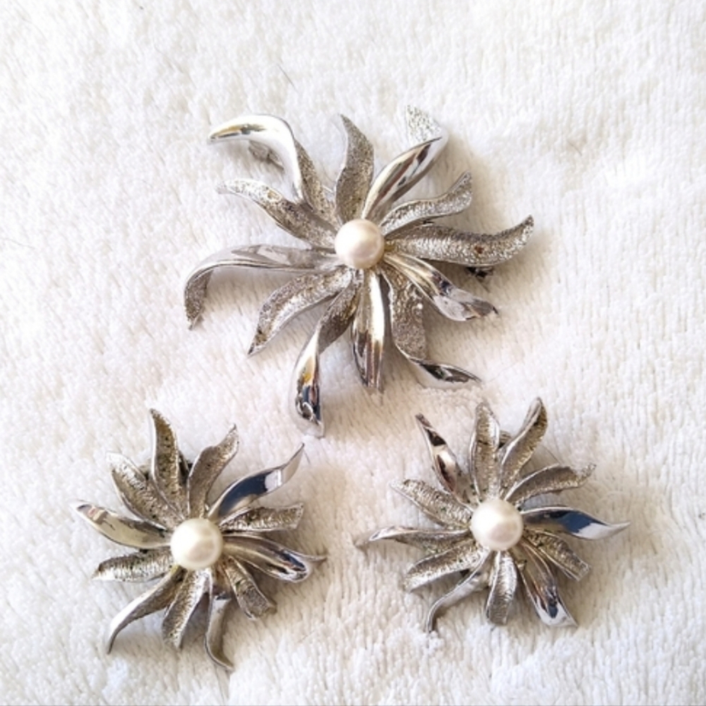 Vintage 1964 Oleg Cassini Silver Toned Brooch And Clip On Earrings Set Pearls
